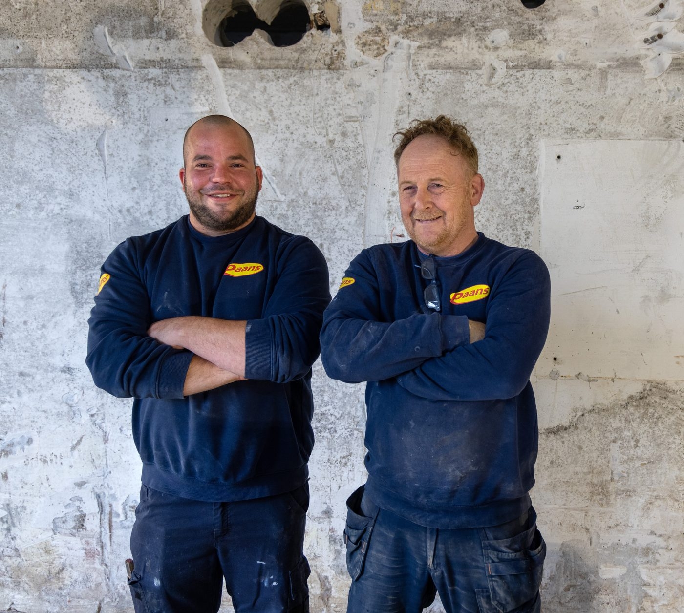 Twee monteurs van Paans op een bouwplaats