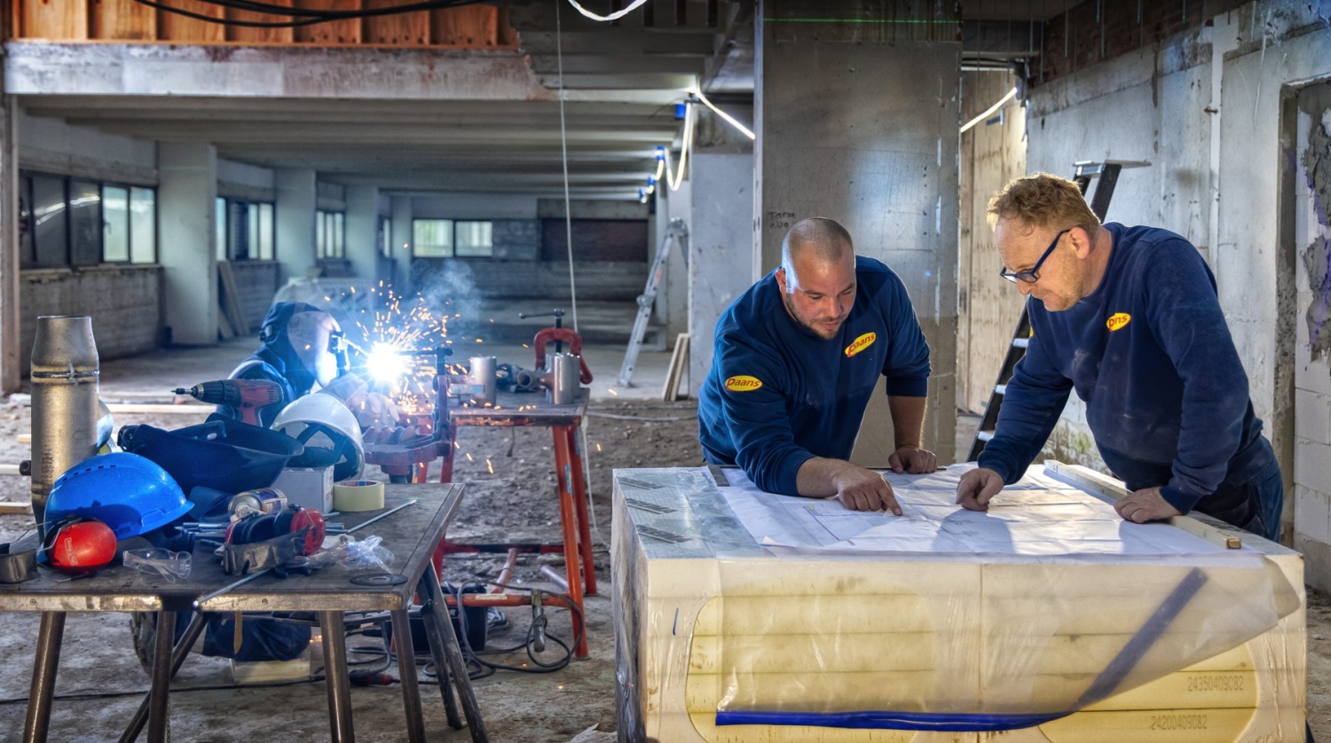 Monteurs van Paans bespreken een installatietekening